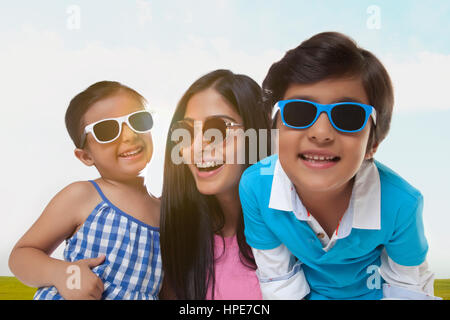 Portrait de Mère avec sa fille et son fils portant des lunettes de soleil Banque D'Images