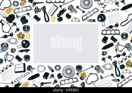 Pièces de rechange voiture auto sur le fond blanc. Cadre pour la publicité et assemblés à partir de pièces automobiles, pièces de rechange. De nombreuses pièce de remise en état sont situés sur la th Banque D'Images