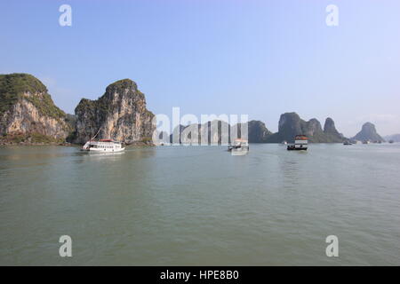 Junk bateaux dans la baie d'Halong, Vietnam Banque D'Images