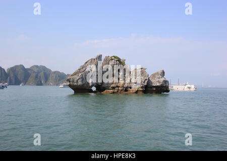 Junk bateaux dans la baie d'Halong, Vietnam Banque D'Images