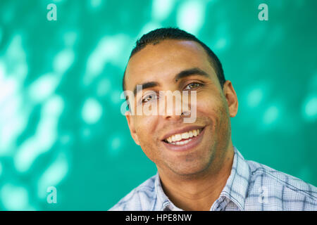 Du vrai peuple cubain et sentiments, portrait of young man à partir de La Havane, Cuba à la caméra et au visage souriant avec plaisir Banque D'Images