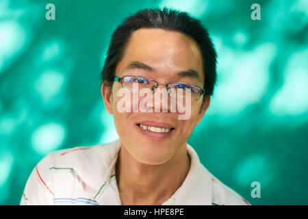 Du vrai peuple cubain avec les émotions et sentiments, portrait of happy young asian man avec des lunettes à partir de La Havane, Cuba looking at camera. Banque D'Images