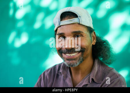 Du vrai peuple cubain et sentiments, portrait of happy Young man with barbiche, casquette et cheveux longs à La Havane, Cuba à la caméra et à laughin Banque D'Images