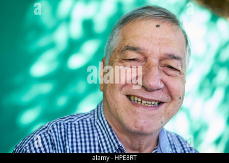 Portrait de gens heureux avec les émotions et sentiments. Young man smiling, looking at camera avec sourire et heureuse expression sur le visage. Retraité actif Banque D'Images