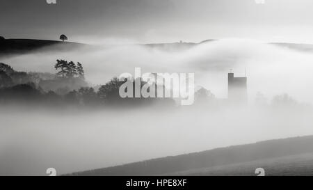 De larges pans du brouillard une combe ou contenant de la vallée le village de Dunsford dans la Teign Valley,s/n et de chaume,chaux,Parc National de Dartmoor ondulant légèrement Banque D'Images