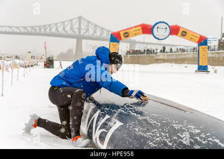 Montréal, CA - 12 Février 2017 : Montréal Défi Canot à glace sur le fleuve Saint-Laurent. Banque D'Images