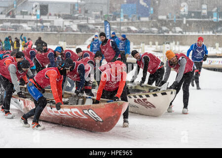 Montréal, CA - 12 Février 2017 : Montréal Défi Canot à glace sur le fleuve Saint-Laurent. Banque D'Images