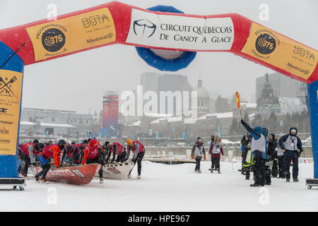 Montréal, CA - 12 Février 2017 : Montréal Défi Canot à glace sur le fleuve Saint-Laurent. Banque D'Images