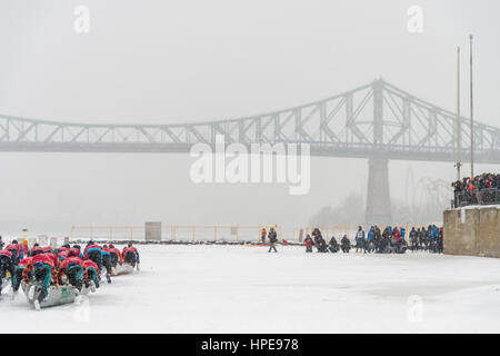 Montréal, CA - 12 Février 2017 : Montréal Défi Canot à glace sur le fleuve Saint-Laurent. Banque D'Images