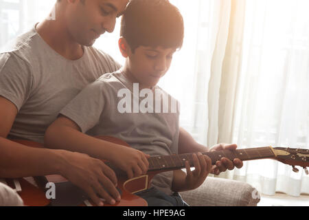 L'enseignement du père à son fils à jouer de la guitare Banque D'Images