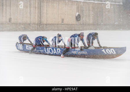 Montréal, CA - 12 Février 2017 : Montréal Défi Canot à glace sur le fleuve Saint-Laurent. Banque D'Images