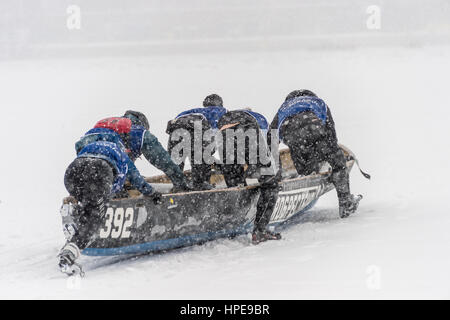 Montréal, CA - 12 Février 2017 : Montréal Défi Canot à glace sur le fleuve Saint-Laurent. Banque D'Images