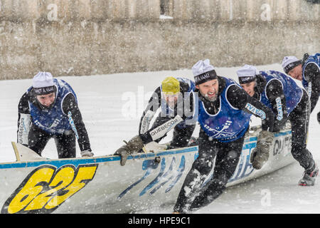 Montréal, CA - 12 Février 2017 : Montréal Défi Canot à glace sur le fleuve Saint-Laurent. Banque D'Images