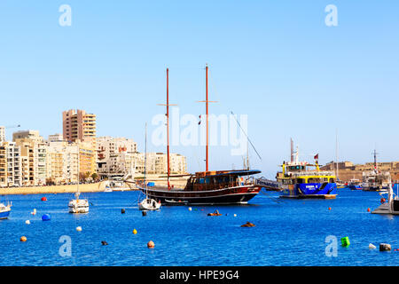 Bateaux au mouillage, la Crique de Sliema, La Valette, Malte Banque D'Images