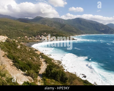 Corse, France : côte du Cap Corse et Nonza plage dans une mer difficile et fort Mistral Banque D'Images