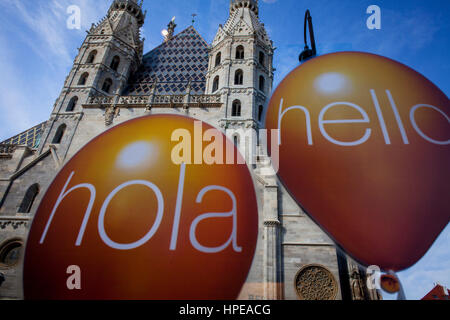 Façade principale de la cathédrale Saint-Étienne, reflétée dans la vitrine d'un magasin, Vienne, Autriche, Europe Banque D'Images