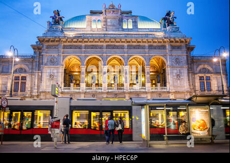 Tram et Staatsoper (Opéra d'État de Vienne), Ringstrasse, ring road, Vienne, Autriche, Europe Banque D'Images