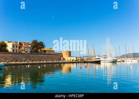 Vue sur le port d'Alghero avec voiliers en mer Méditerranée, Sassari, Sardaigne, Italie Banque D'Images
