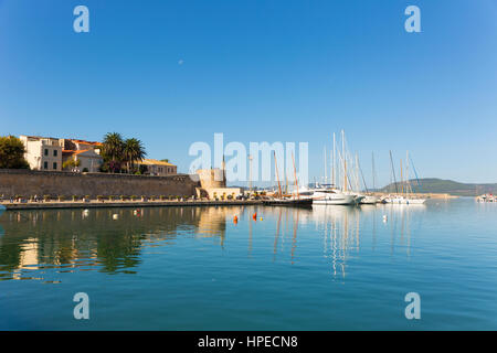Vue sur le port d'Alghero avec voiliers en mer Méditerranée, Sassari, Sardaigne, Italie Banque D'Images