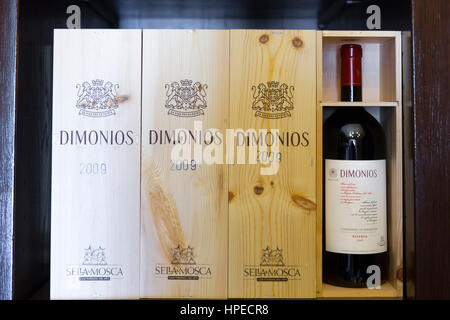 Le vin rouge dans une boîte en bois en vente au magasin de vin Sella & Mosca's vinery construit en 1903 près de Alghero, Sassari, Sardaigne Italie Banque D'Images