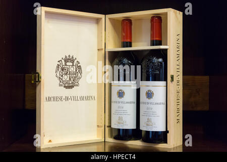 Le vin rouge dans une boîte en bois en vente au magasin de vin Sella & Mosca's vinery construit en 1903 près de Alghero, Sassari, Sardaigne Italie Banque D'Images