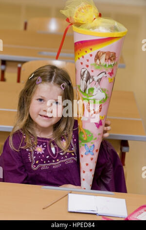 Parution , Schulanfaengerin modèle mit im Schultuete - salle de l'école enfant commence l'école en classe avec cône Banque D'Images