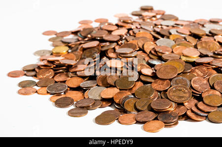 Un gros tas de vieux, sales coins - principalement Américains - pièces sur une surface blanche et propre sous l'éclairage lumineux. Macro de faible profondeur profondeur de champ montre la ne Banque D'Images