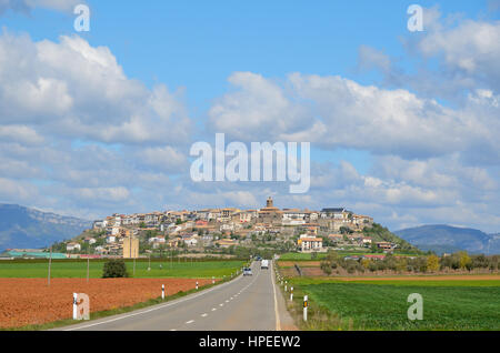 La route mène à la ville espagnole Berdun sur la colline entouré avec le renouvellement. Banque D'Images