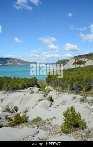 Embalse de Yesa est un beau réservoir artificiel à la frontière de la Navarre et l'Aragon. Il y a de l'eau bleu opaque et formations géologiques inhabituelles Banque D'Images