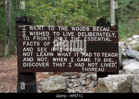 Henry David Thoreau's célèbre citation sur un mémorial près de l'emplacement de sa petite hutte dans Walden Woods, Walden Pond, Concord, MA, États-Unis. Banque D'Images