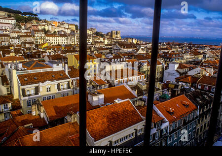Donnant sur Baixa et Alfama,Vue de l'Elevador de Santa Justa.Lisbonne. Le Portugal. Banque D'Images