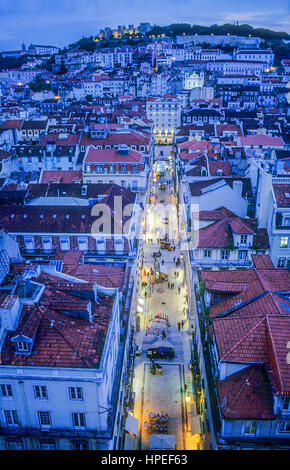 Vue de l'Elevador de Santa Justa, vue sur quartier de Baixa avec château Sao Jorge en arrière-plan.Lisbonne. Le Portugal. Banque D'Images