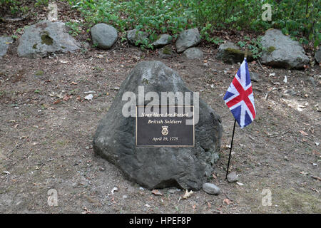 Une pierre tombale pour les soldats britanniques dans la région de Minute Man National Historical Park, comté de Middlesex, Massachusetts, United States. Banque D'Images