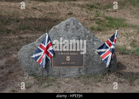 Une pierre tombale pour les soldats britanniques dans la région de Minute Man National Historical Park, comté de Middlesex, Massachusetts, United States. Banque D'Images