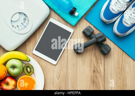 Sports et d'appareils d'entraînement, tablette numérique et de fruits sur une table de bois, la formation et les modes de vie, concept de mise à plat Banque D'Images