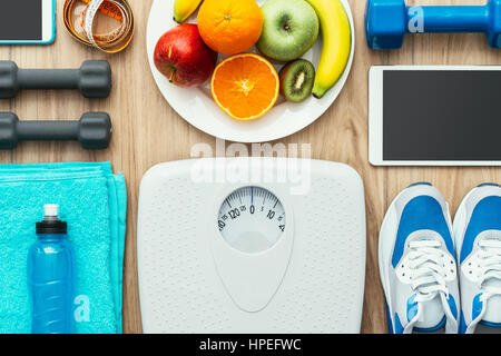 Sports et d'appareils d'entraînement, tablette numérique et de fruits sur une table de bois, la formation et les modes de vie, concept de mise à plat Banque D'Images