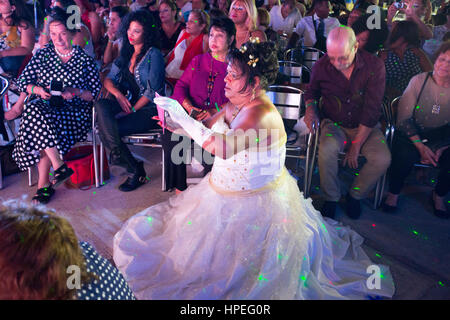 Les invités au mariage (beaucoup de la communauté transgenre) regarder la cérémonie de mariage de Malu Cano, Cuban femme transgenre et transsexuels d'advo Banque D'Images