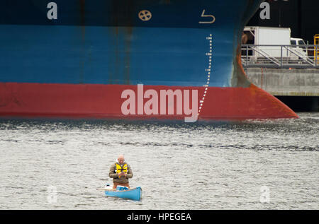 A appelé l'Heifetz sa Pagaie canoë pour vérifier ses pots de crabe par un cargo amarré au quai du terminal de Squamish. Squamish BC, Canada. Banque D'Images