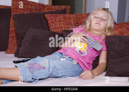 Maedchen ist beim Fernsehen eingeschlafen - sleeping girl lors de regarder la télévision Banque D'Images