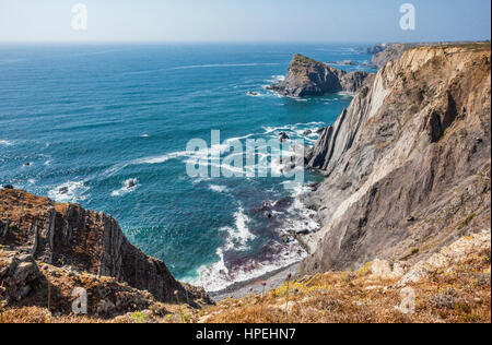 Le Portugal, l'Algarve de l'Ouest, le Parc Naturel de la Côte Vicentine, vue de la côte découpée bientot près de Arrifana et Vila Fortaleza/Aljezur Banque D'Images