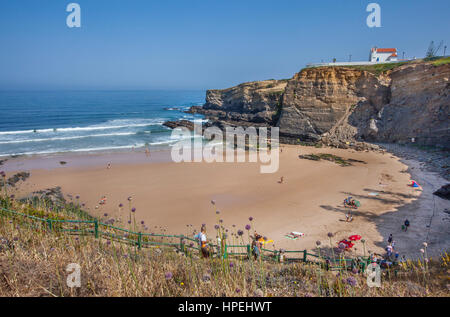 Le Portugal, l'Alentejo, Parc naturel du sud-ouest de l'Alentejo, vue de la plage de Zambujeira do côtière centrale avec la chapelle de Nossa Senhora do Mar (ou Banque D'Images