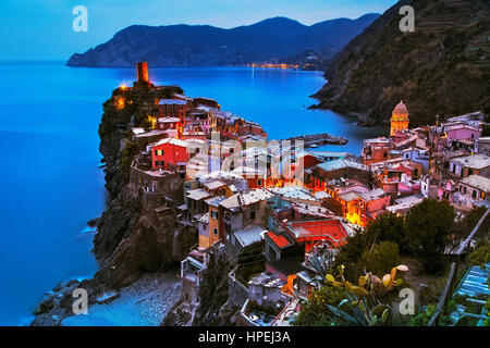 Vernazza village, vue aérienne sur le coucher du soleil, paysage marin dans cinq terres, Parc National des Cinque Terre, la Ligurie Italie Europe. Longue Exposition. Banque D'Images