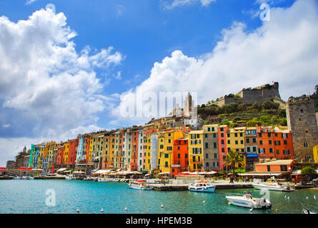 Portovenere vieux village sur la mer. Église et maisons. Cinq Terres, Cinque Terre, la Ligurie Italie Europe. Banque D'Images