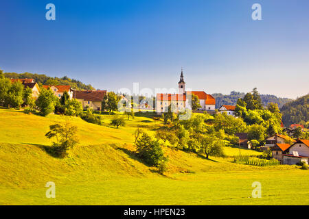 Village de campagne Slovénie printemps voir l'idyllique, de vertes collines Banque D'Images