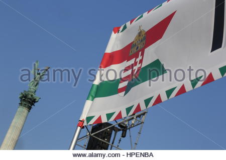 Un drapeau hongrois et l'emblème de saint Etienne se bloque en altitude en place des Héros, Budapest Banque D'Images