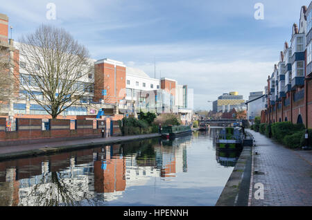 Voir le long d'un canal à Birmingham à l'égard Brindley Place et Bibliothèque de Birmingham Banque D'Images