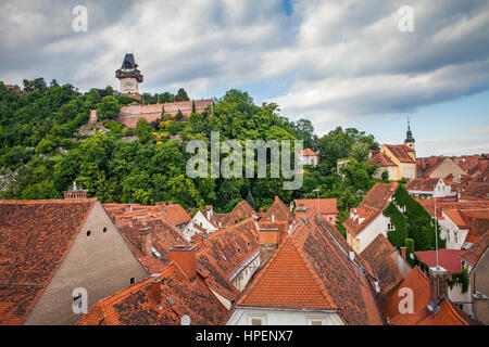 Vue urbaine avec la montagne Schlossberg ou la colline du château avec de vieux tour de l'horloge Uhrturm, Graz, Autriche Banque D'Images