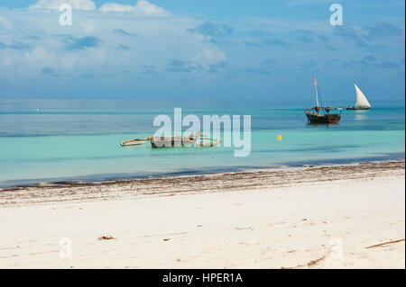 Trois différents bateaux dans l'océan Indien et la plage de Zanzibar. Banque D'Images