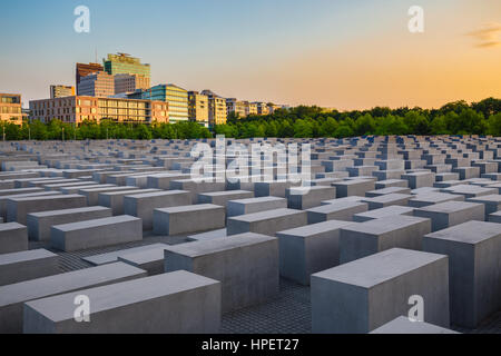 Mémorial de l'holocauste juif célèbre près de Brandenburger Tor (Porte de Brandebourg) au coucher du soleil en été, Berlin, Allemagne Banque D'Images