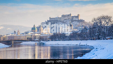 L'affichage classique de la vieille ville de Salzbourg avec la rivière Salzach froid sur un beau jour ensoleillé, ciel bleu et nuages en hiver, Salzburger Land, au Banque D'Images